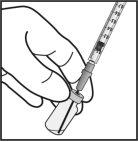 Mano sujetando una jeringa con aguja conectada a un adaptador gris sobre un vial transparente de medicamento
