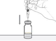 Mano sosteniendo jeringa inyectando medicamento en vial transparente con líquido amarillo y flecha indicando dirección