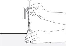 Mano sosteniendo jeringa con líquido oscuro extrayendo de un vial transparente con flecha indicando dirección