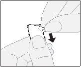 Palec naciskający aplikator leku z czarną strzałką wskazującą kierunek włożenia