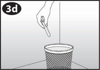 Mão segurando o aplicador vazio sobre o lixo, identificado com o número 3d