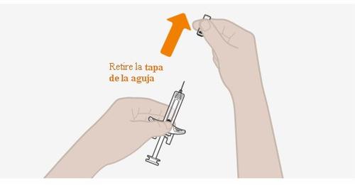 Manos sosteniendo jeringa y retirando protector de aguja con flecha naranja indicando dirección