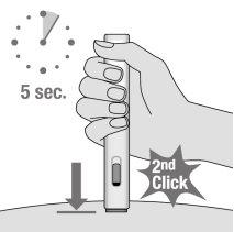 Ręka trzymająca autostrzykawke z drugim kliknięciem wskazanym i strzałką wskazującą w dół na skórze