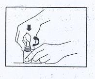 Mano che stringe un dispositivo autoiniettante con ago inserito nella pelle e freccia che indica la rotazione