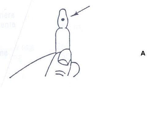 Dito che tiene una siringa con ago rivolto verso l