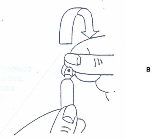 Mano che tiene un dispositivo autoiniettante con ago esposto e freccia curva che indica la direzione di inserimento