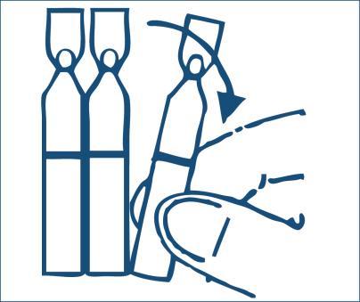 Fiale di farmaco con ago che le penetra e mano che estrae il tappo per l