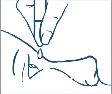 Mano che tiene una goccia oculare sopra l