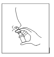Mano che tiene uno spray nasale con l