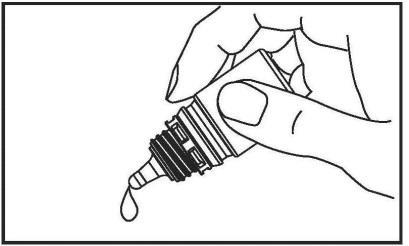 Mano che stringe una penna precompilata con ago visibile e una goccia di liquido all