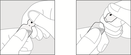 Mano che stringe un dispositivo penna per iniezione con ago esposto in due fasi successive di utilizzo