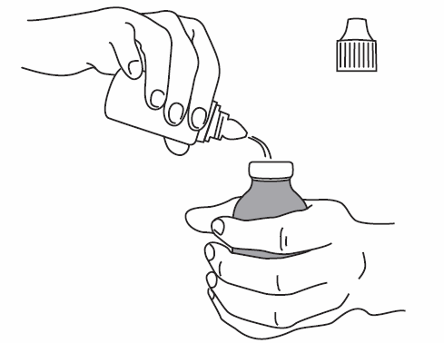 Mano che versa un liquido da un flacone con tappo a vite in una fiala grigia tenuta da un