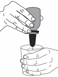 Mano che tiene un dispositivo per iniezione auto-iniettante sopra una coscia umana con un cilindro trasparente sottostante