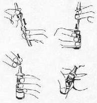 Mani che impugnano un dispositivo spray nasale in diverse fasi di inserimento e utilizzo