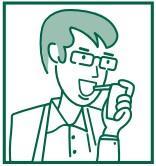 Uomo con camice bianco e occhiali che parla al telefono sorridendo