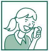 Donna sorridente che utilizza uno scovolino interdentale per la pulizia dei denti