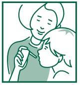 Bambino che riceve una goccia di farmaco dal naso da un adulto che tiene un flacone contagocce