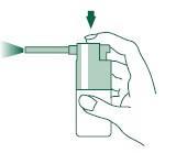 Mano che tiene un dispositivo spray nasale verde chiaro con erogazione verso l