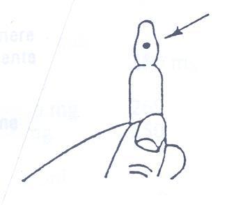 Dito che tiene una penna per insulina con ago visibile e freccia che indica il punto di iniezione