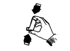 Mano che afferra una penna per insulina con ago protetto da cappucci neri e dispositivo di iniezione laterale