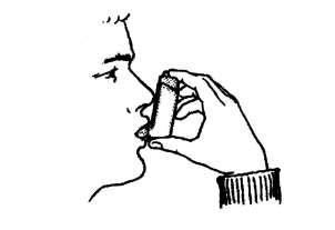 Profilo di una persona che inala un farmaco da un inalatore nasale tenuto con una mano