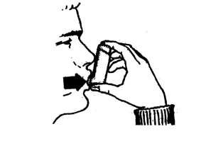 Mano che tiene un inalatore nasale con l