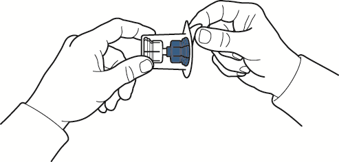 Due mani che tengono e manipolano una cartuccia farmaceutica trasparente con un tappo blu e un meccanismo interno