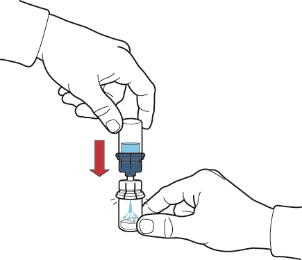 Mani che tengono un flaconcino e una siringa preriempita con freccia rossa che indica la direzione di inserimento