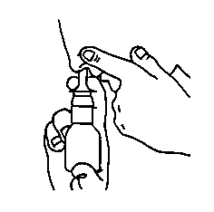 Mano che tiene e aziona un dispositivo spray nasale con due dita posizionate sui lati del contenitore