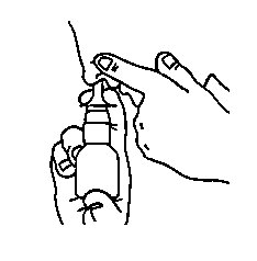 Mano che tiene e preme un flacone spray nasale con l