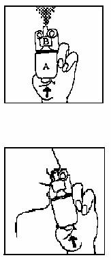 Mano che tiene un dispositivo medico con due componenti sovrapposte A e B e una freccia nera che indica la direzione