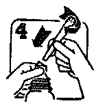 Mano che afferra una siringa inclinata che inietta il farmaco nella pelle del braccio con un angolo di 45 gradi numero 4 in alto a sinistra