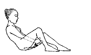 Donna seduta con le ginocchia piegate e i piedi appoggiati a terra, che esegue un esercizio di flessione addominale