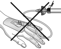 Mano che tiene un tubo flessibile con connettore e ago barrati da una croce rossa segno di divieto