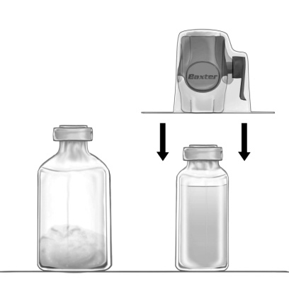 Dispositivo Baxter collegato a un flacone vuoto sopra e a un flacone con polvere sottostante frecce nere indicano il flusso