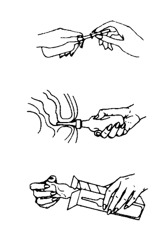 Due mani che aprono un involucro protettivo e una mano che applica un cerotto su una zona del braccio