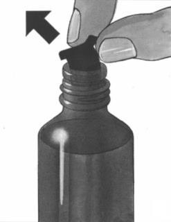 Mano che tiene un flacone marrone con un ago nero inserito nel tappo di gomma e freccia nera che indica la direzione