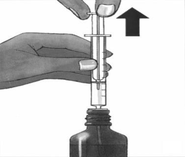 Mano che tiene una siringa sopra una fiala di vetro scura con tappo blu, freccia direzionale verso l