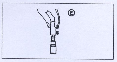 Mano che tiene una siringa pronta per l