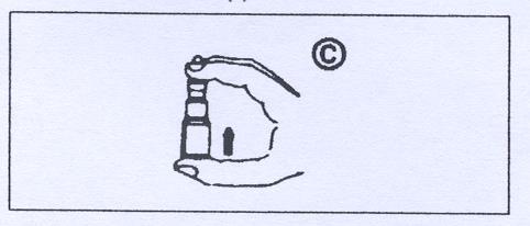 Mano che tiene una fiala di vetro trasparente con un tappo di gomma nero e un