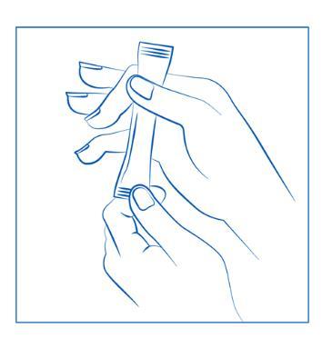 Mani che tengono e manipolano un flaconcino di vetro trasparente con tappo a vite blu