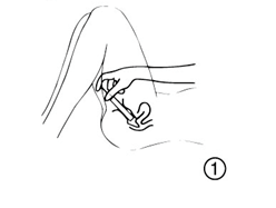 Mano che afferra una siringa con l