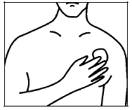 Mano che stringe il braccio al petto con le dita arricciate e il gomito piegato per stabilizzare