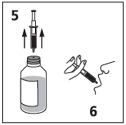 Fiala e flacone con liquido trasparente, siringa che aspira il contenuto e mano che inietta il farmaco nella pelle