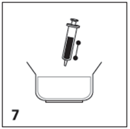 Siringa che rilascia liquido in un flaconcino aperto con due punti neri accanto al flaconcino stesso numero 7 in basso a sinistra