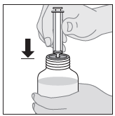 Mano che tiene una fiala di vetro con liquido e una siringa per l