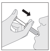 Mano che afferra una siringa preriempita con ago inserito nella pelle, freccia nera indica la direzione di iniezione