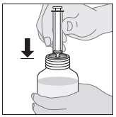 Mano che tiene una siringa preriempita sopra un flacone medicinale con una freccia nera che indica la direzione verso il basso