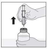 Mano che tiene una siringa sopra un flacone medicinale, freccia nera indica direzione verso l