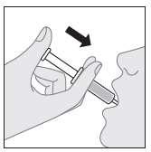 Mano che tiene un dispositivo autoiniettante premuto sulla guancia con una freccia nera che indica la direzione di iniezione